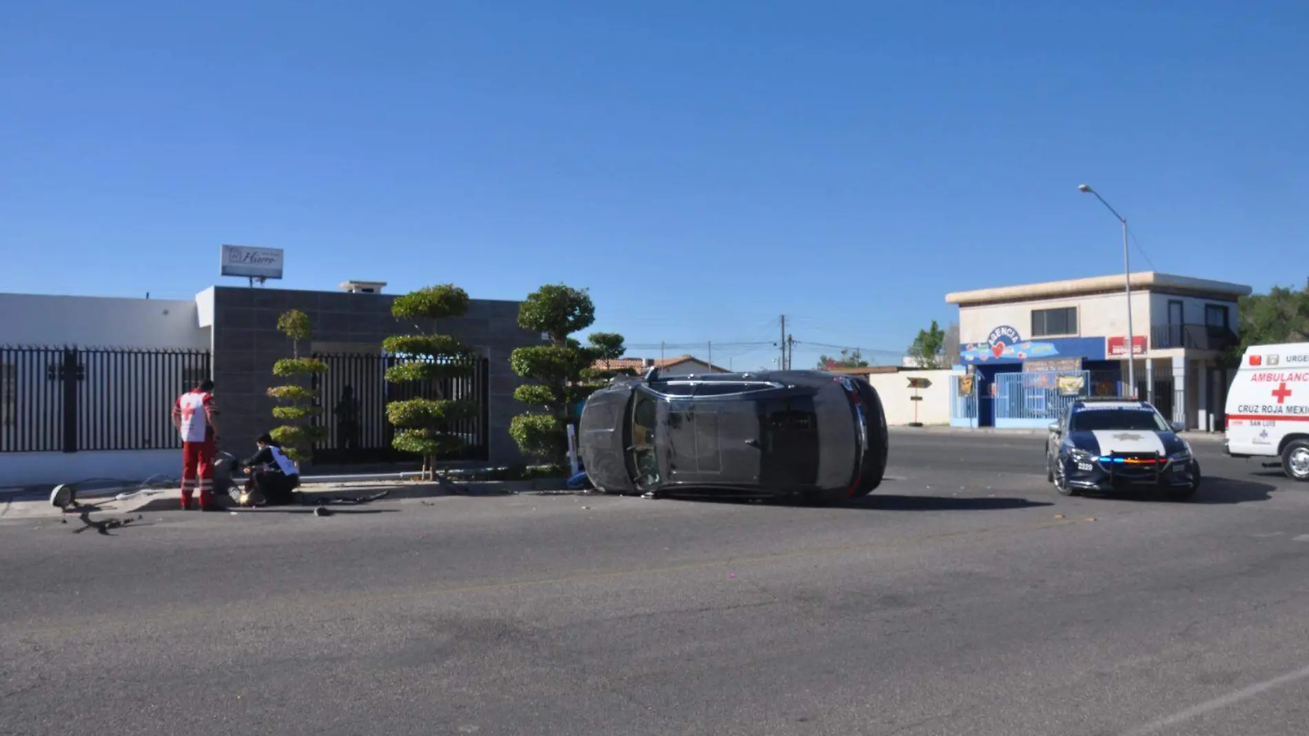 En la avenida Zaragoza y calle 22, esta mañana un auto Chevrolet Impala 2014 que no hizo alto volcó tras provocar el choque